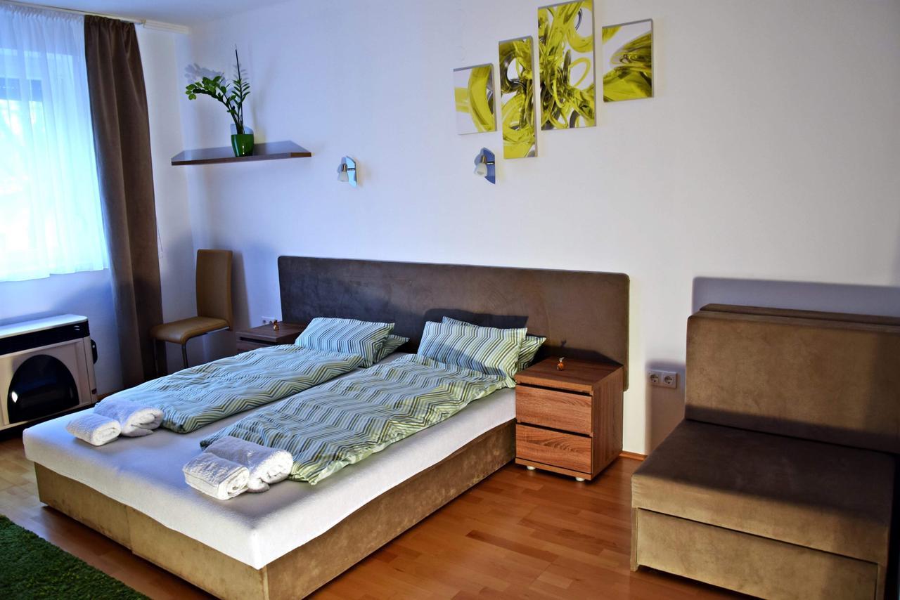 Weninger Studio Apartman Kiskunhalas Extérieur photo
